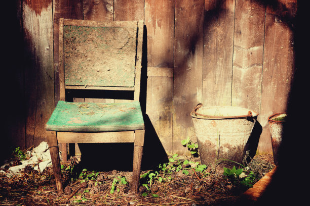 房子院子里的旧椅子和生锈的水桶图片下载