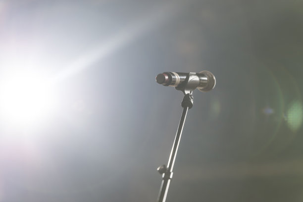 靠近音乐厅或会议室的麦克风图片下载