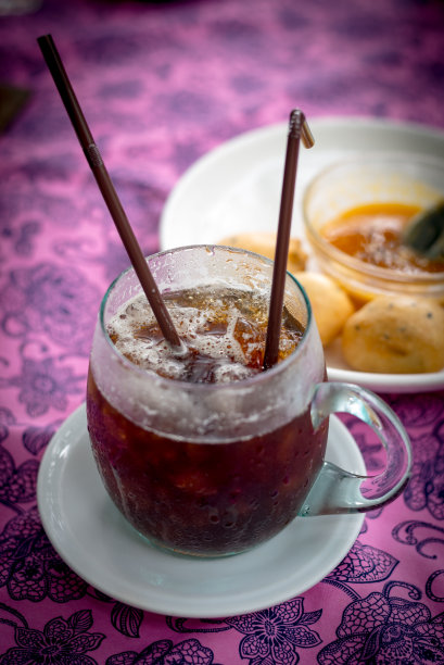 美式咖啡休息时间，桌上放着香蕉油炸甜点图片下载