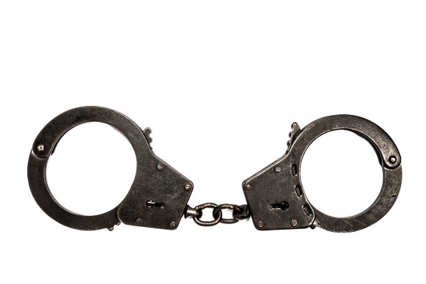 黑色金属手铐，白色背景上有小划痕图片下载