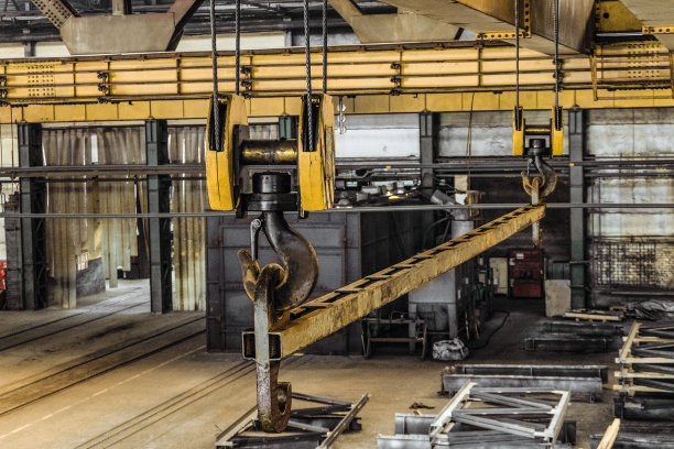 工业高架起重机在车间跨度内的直线横移钢钩图片下载