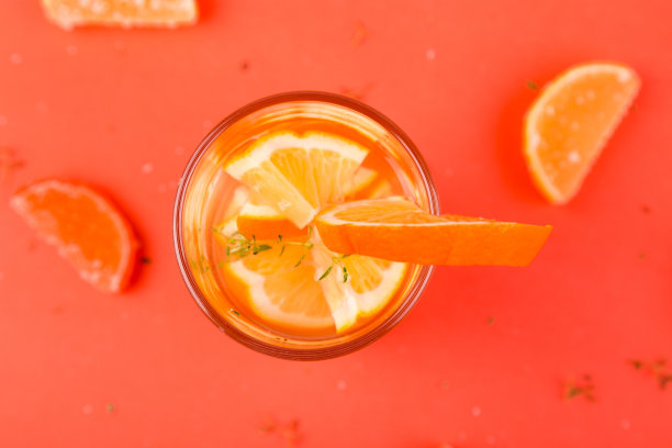 橙色水果鸡尾酒，橙色背景排毒水。夏天的时间。图片下载