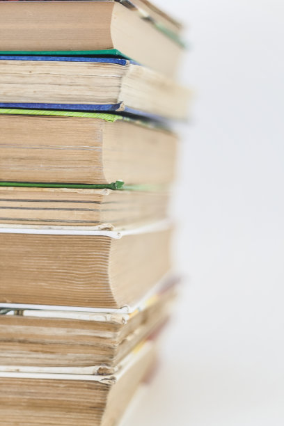 许多书孤零零地排成一排图片下载