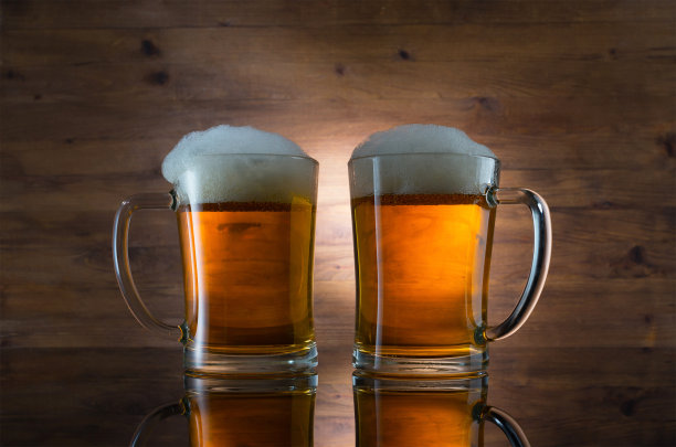 两杯金色啤酒图片下载