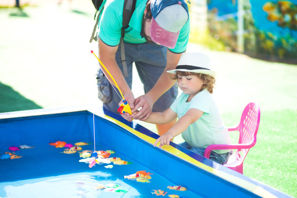 可爱的小女孩钓鱼图片下载