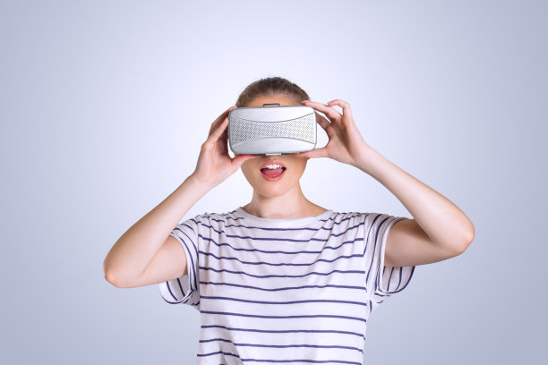戴着虚拟现实眼镜的年轻女子图片下载