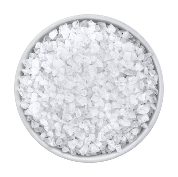 粗海盐在白色的背景特写俯视图素材图片