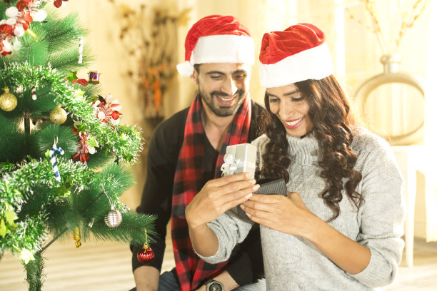 年轻夫妇打开圣诞礼物图片下载