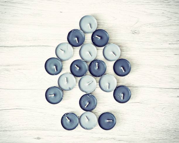 圣诞树上象征性的茶灯、蓝色滤镜图片下载