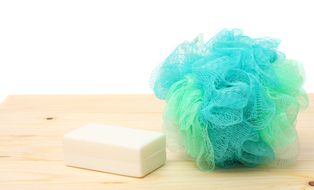 轻木桌上放肥皂、浴巾和一缕韧皮图片下载