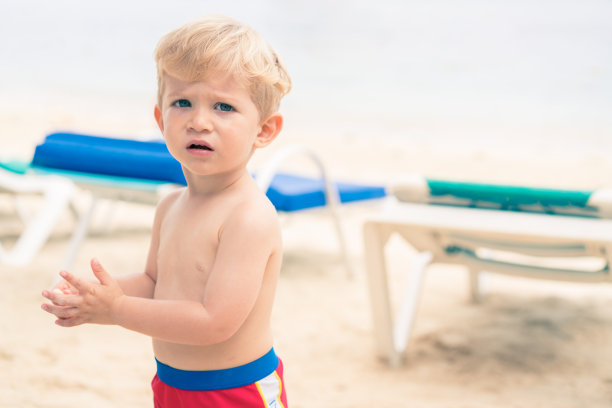 海滩上的小男孩图片下载
