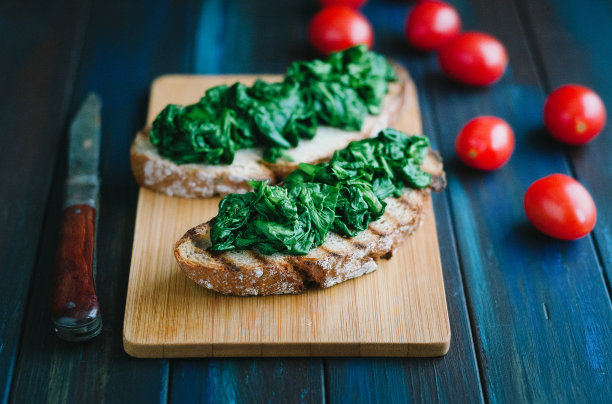 烤面包上放菠菜图片下载