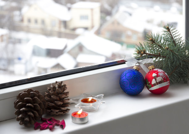 圣诞球，红蜡烛和锥形图片下载