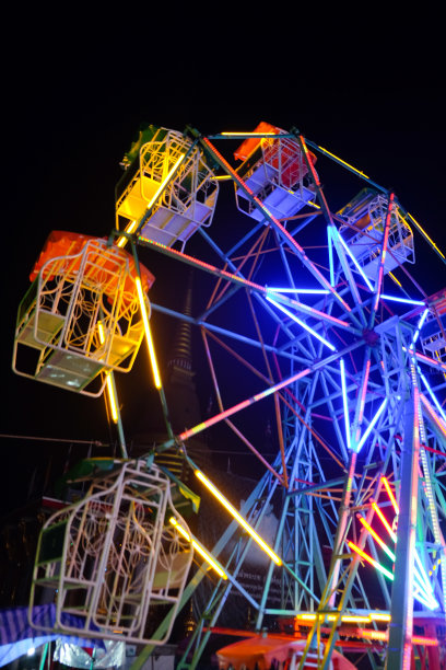 泰国老式摩天轮和旋转木马(寺庙游乐会)图片下载