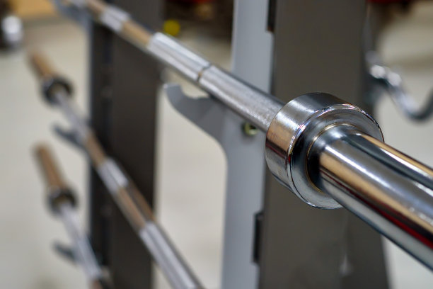 模糊的健身房背景上的杠铃架图片下载