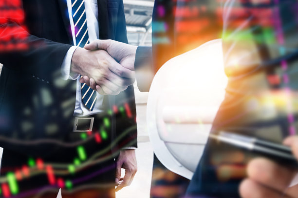 Fintech技术概念。双重曝光的商人握手和模糊的股票市场图形交易屏幕。图片下载