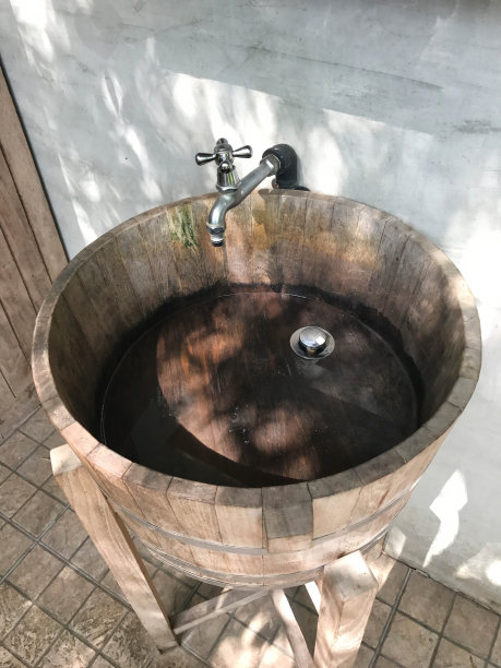 木制洗脸盆和水龙头图片下载