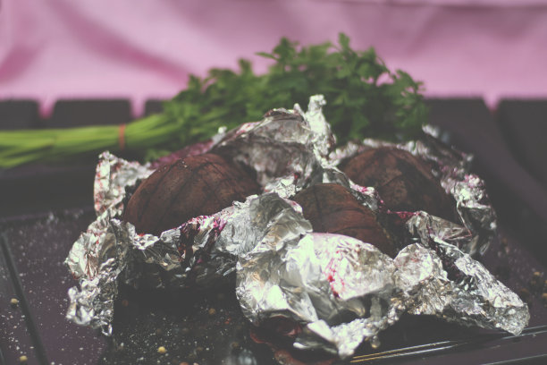 烤甜菜在银箔里。圣诞节烤甜菜汤图片下载