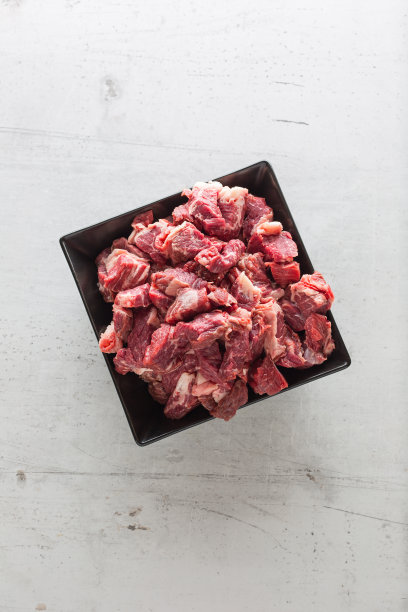 白水泥板上的生牛肉片。最重要的观点图片下载