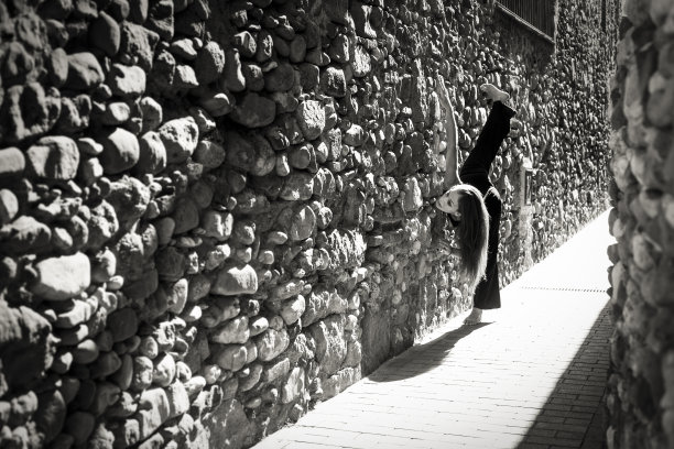 当代舞者在街上跳舞图片下载