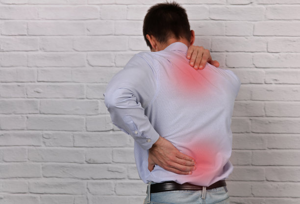 男人遭受背部和颈部疼痛。不正确的坐姿问题，肌肉痉挛，风湿。缓解疼痛，捏脊概念。图片下载