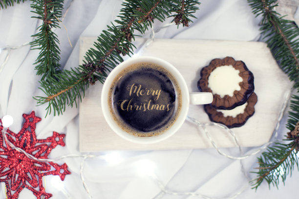 拿铁艺术。装饰圣诞咖啡。咖啡配短信。前视图。圣诞假期backround图片下载