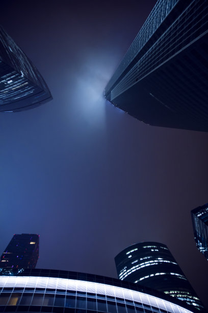 从摩天大楼底部俯瞰。天空，透视，玻璃建筑。照片上的空闲空间。图片下载