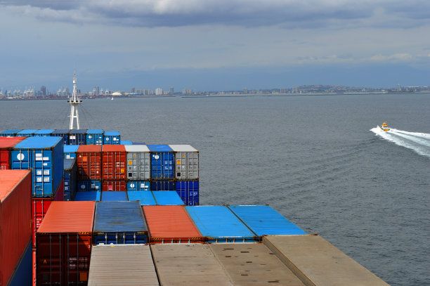 以集装箱码头ob为背景的船长桥、引航桥视野下的大型集装箱船。海洋中大雾天气中的大型船只。照片中没有标识图片下载