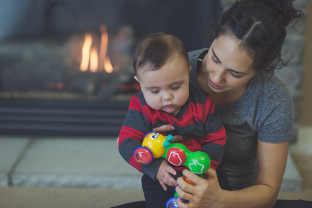 妈妈和儿子在客厅一起玩玩具图片下载