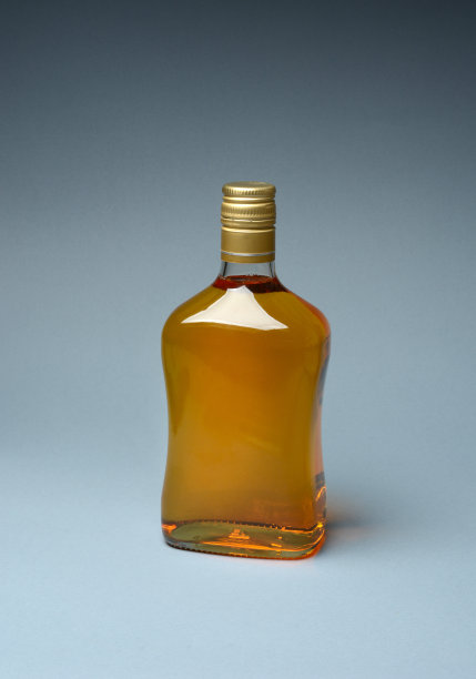 瓶威士忌在灰色背景孤立图片下载