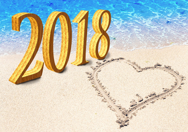 新年的题词2018，心在沙滩的沙子上画图片下载