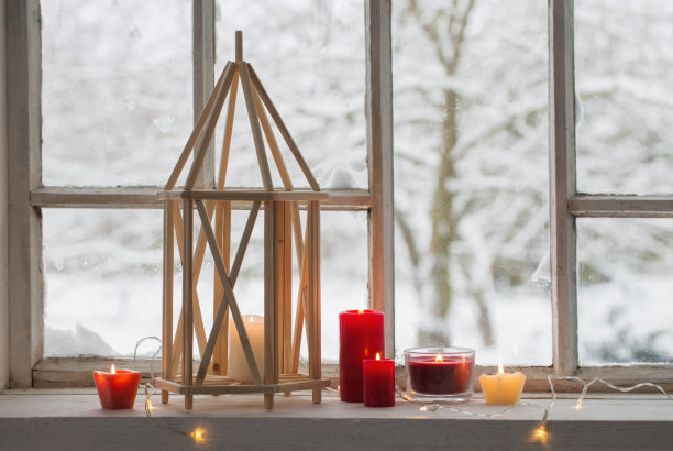 窗台上的木灯，背景是冬天的风景图片下载