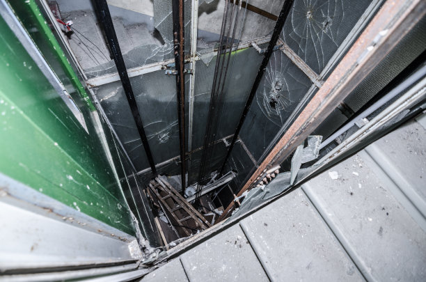 老摧毁了电梯图片下载