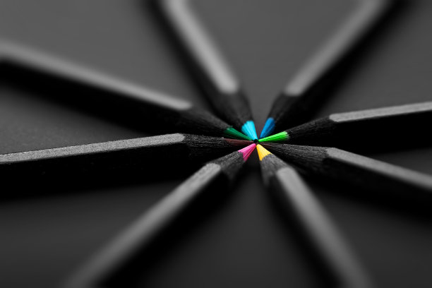 黑色，彩色铅笔，黑色背景图片下载