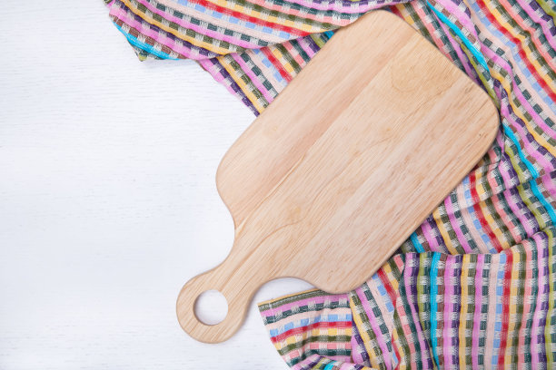 在白色木质背景上放砧板和毛巾图片下载