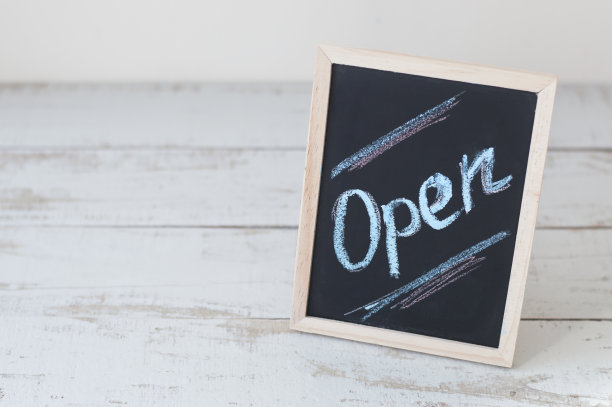 背景与标志“开放”写在黑板上。粉笔印字图片下载