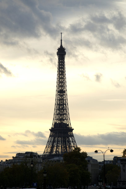 法国巴黎，埃菲尔铁塔旁的日落图片下载
