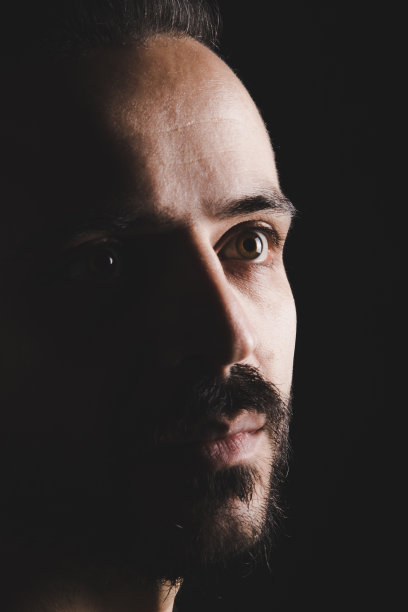 近距离肖像严肃的黑发胡子男子素材图片
