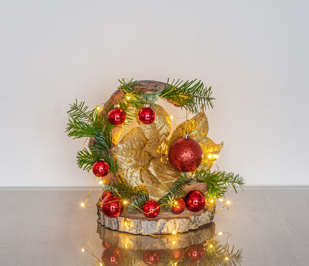 一块木头上的圣诞装饰图片下载