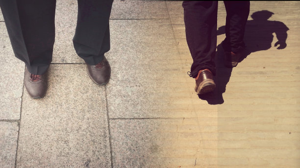 继续或退出的概念;留下或走开;停止或走。图片下载