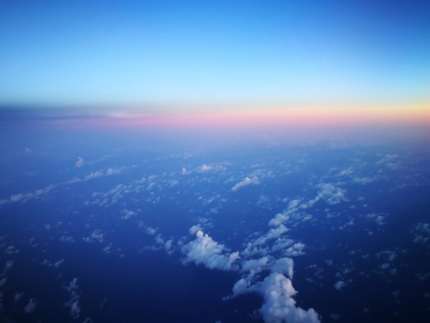 在美丽的天空下，云被地平线和橙色的阳光分开与复制空间添加文本图片下载