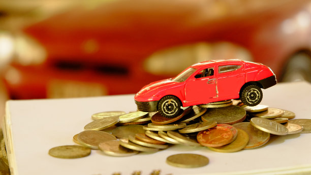 汽车贷款和保险省钱买车的概念。图片下载