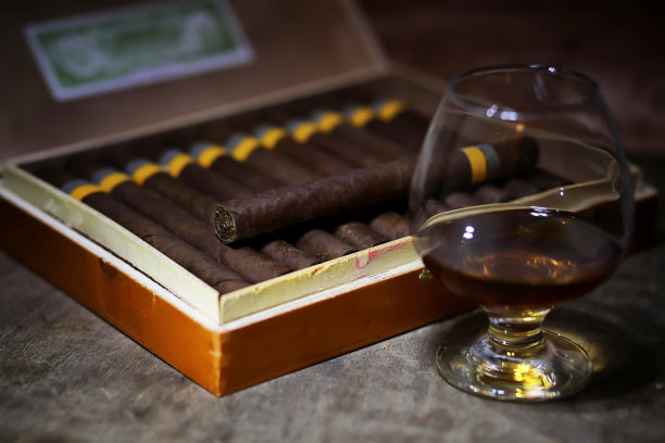 木桌上放着一大盒古巴雪茄图片下载
