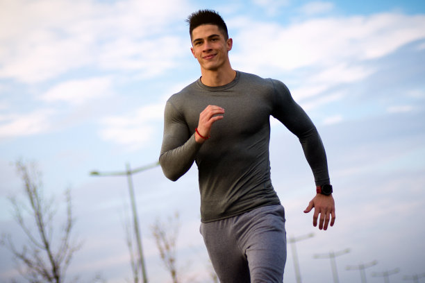 微笑的运动员慢跑图片下载