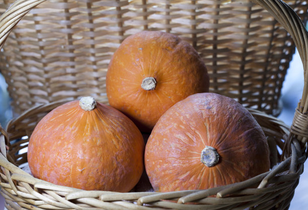三个南瓜在一个柳条篮子里图片下载