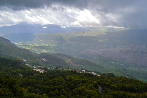 峡谷和低雨云。黑山共和国图片下载