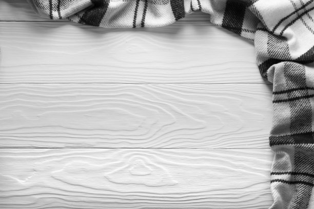 一条毯子铺在白色的木制背景上图片下载