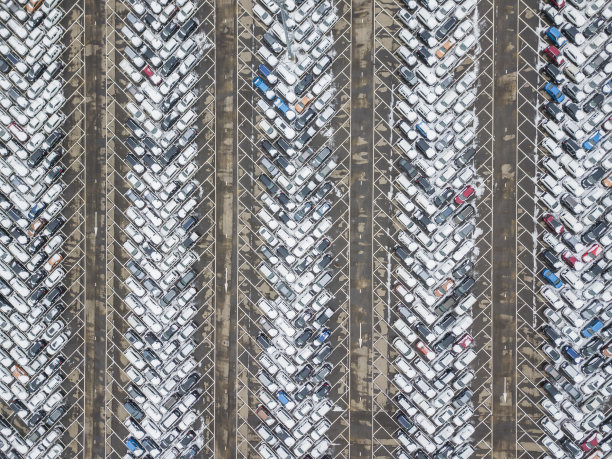 产业背景-大型停车场。鸟瞰图。图片下载