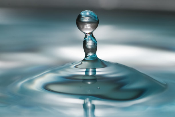 飞溅的水珠。图片下载