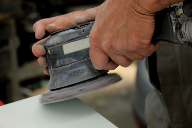 车辆修理店里的男人图片下载